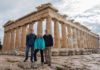τουρίστες μπροστά από την Ακρόπολη Αθήνα