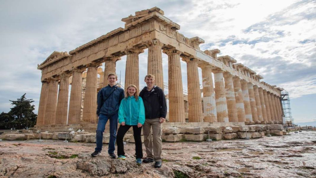 τουρίστες μπροστά από την Ακρόπολη Αθήνα