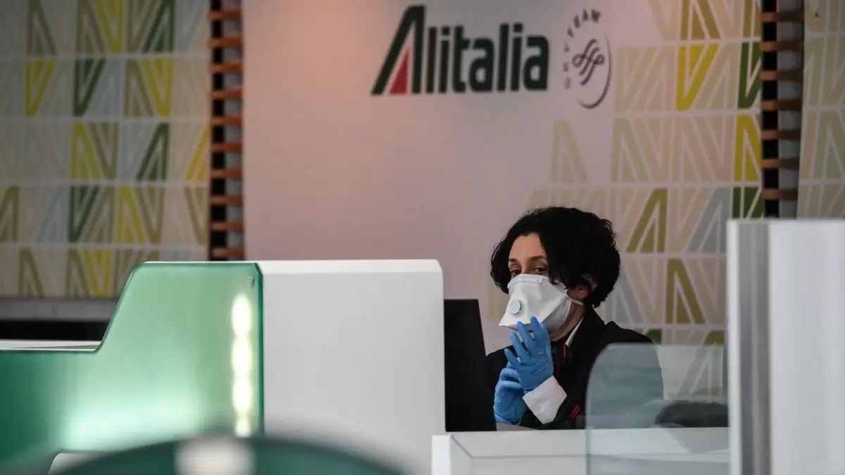 αεροσυνοδός Alitalia με μάσκα