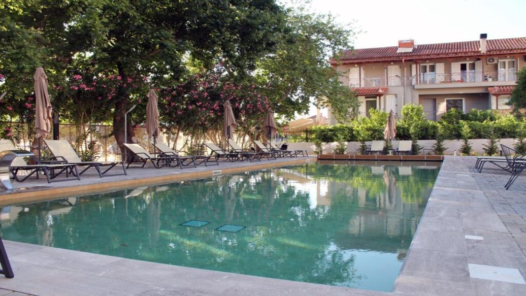Avra Ναύπλιο κήπος με πισίνα