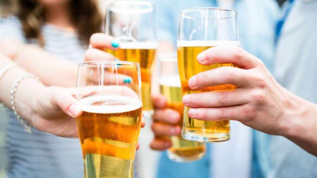 beer_friends_cheers ποτήρια μπύρας γεμάτα χέρια τσουγκρίζουν