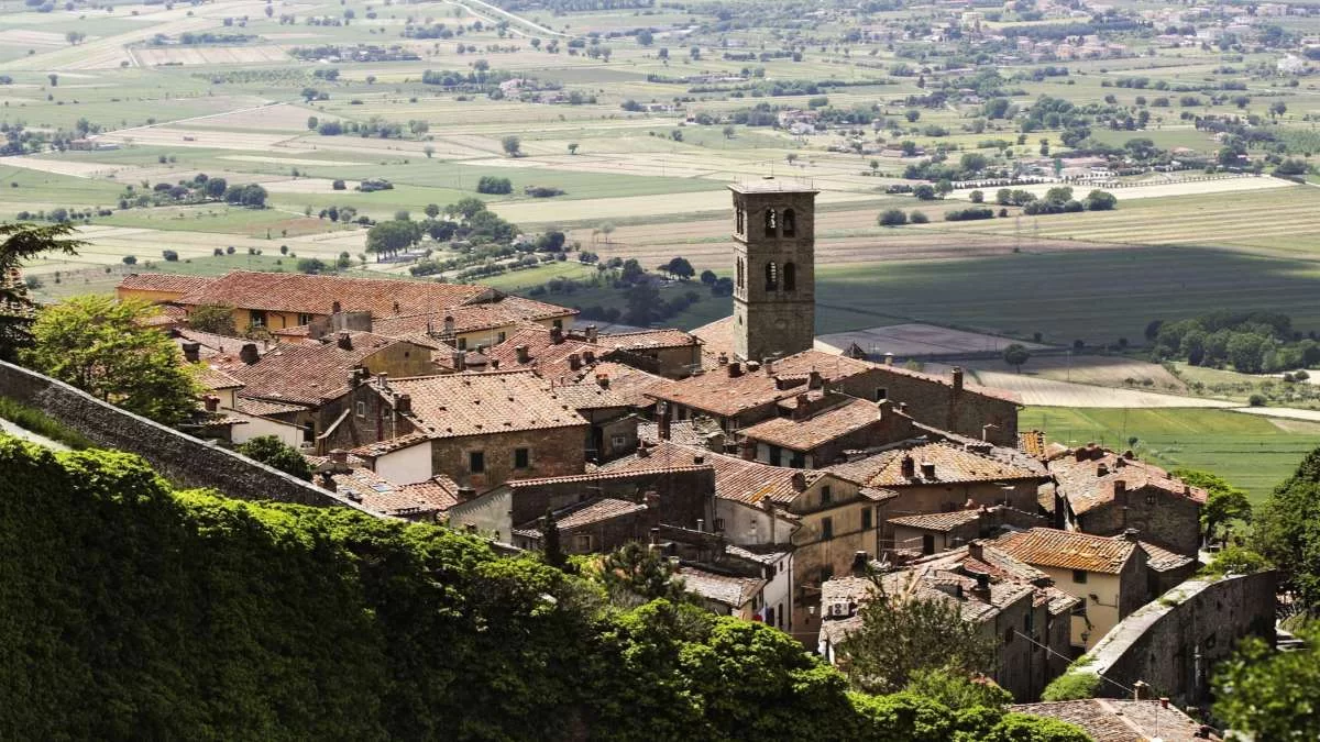 cortona ιταλική πόλη σε λόφο