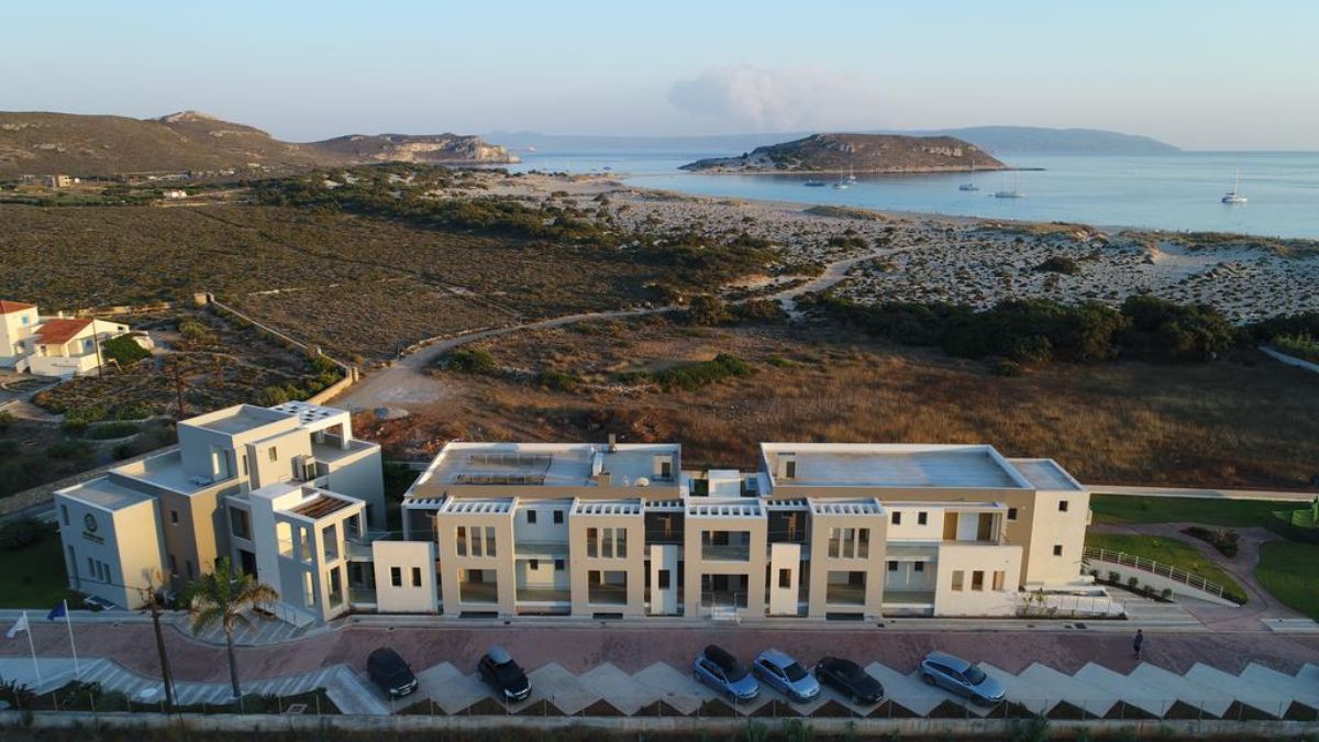 το εντυπωσιακό Double Bay Beach Hotel από ψηλά