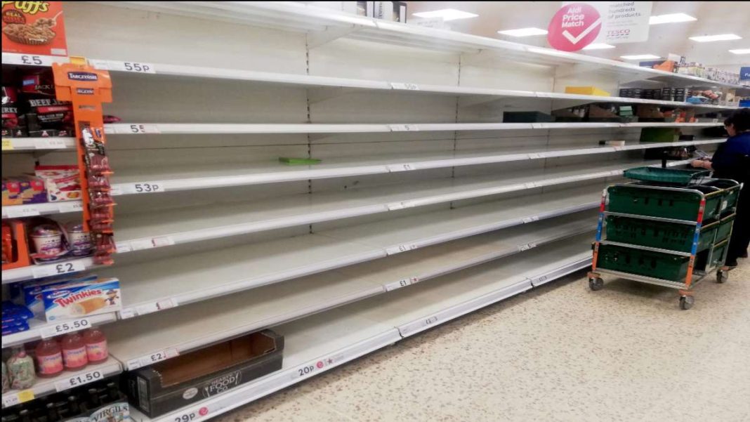 empty-supermarket-uk άδεια ράφια σούπερ μάρκετ Βρετανία