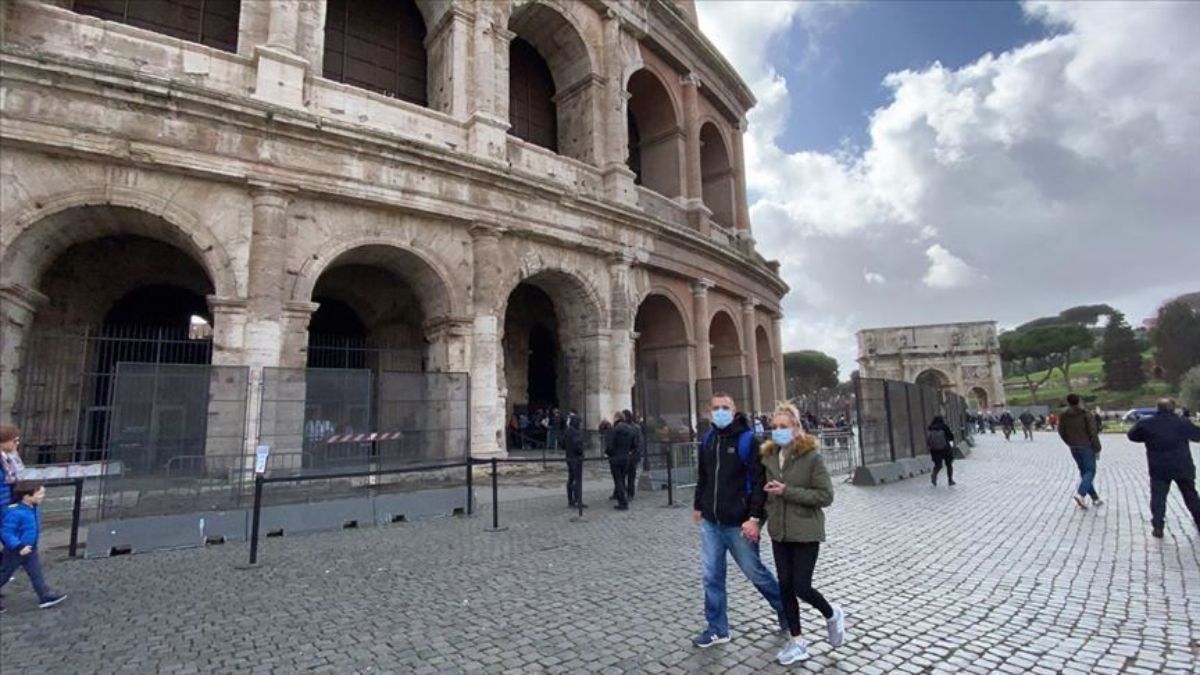 Ταξιδώτες με μάσκα στην Ιταλία