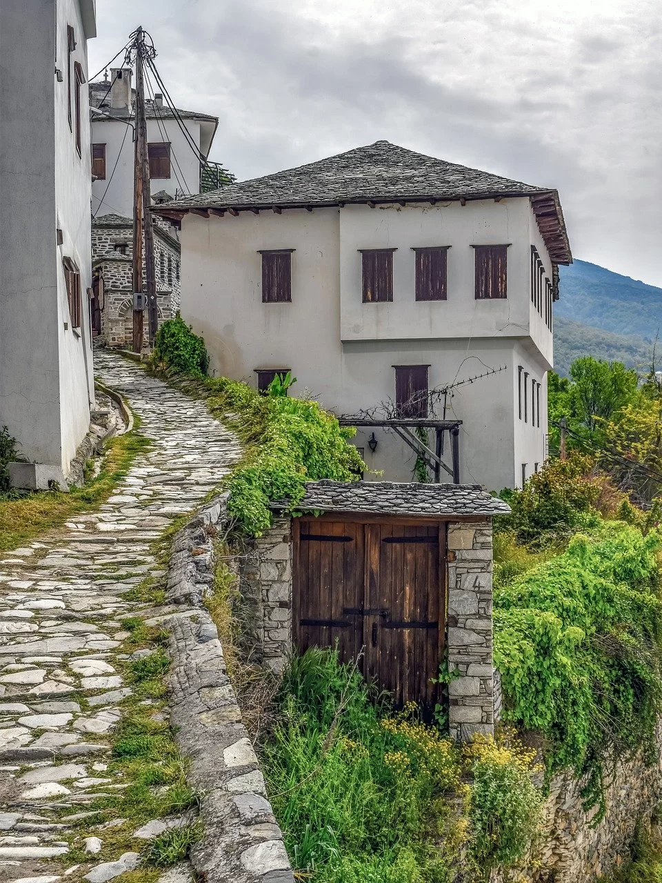 Στα λιθόστρωτα σοκάκια της Μακρινίτσας