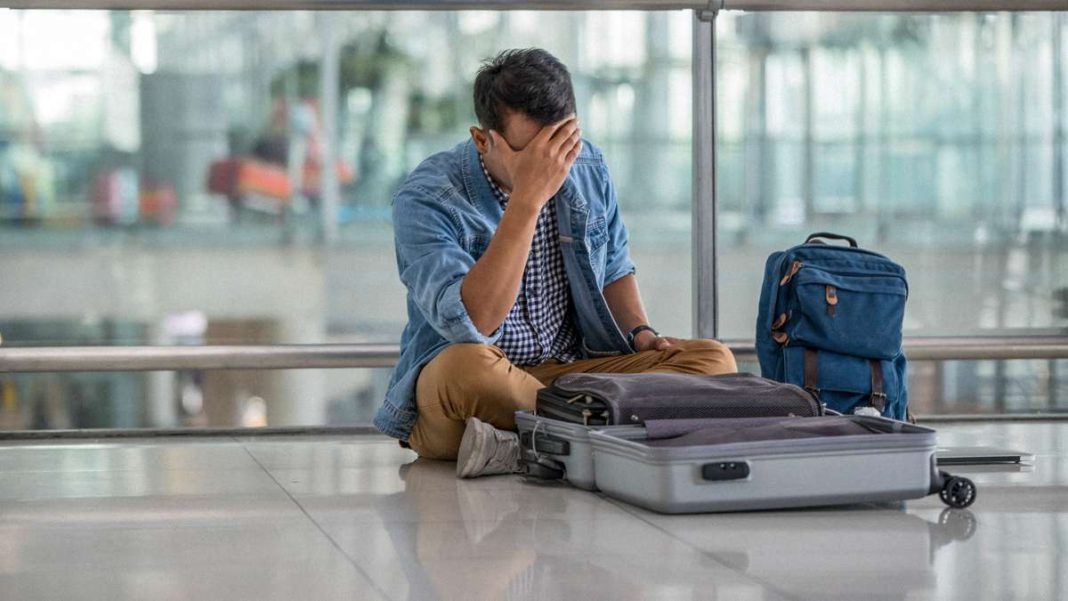 man-luggage-open-airport-lost-item-hero αεροδρόμιο άντρας βαλίτσες