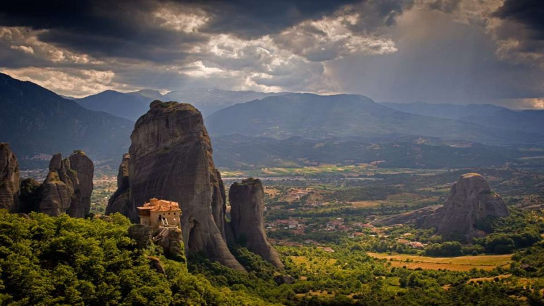 Μοναστήρι Ρουσάνου Μετέωρα με το Καστράκι να απλώνεται από κάτω