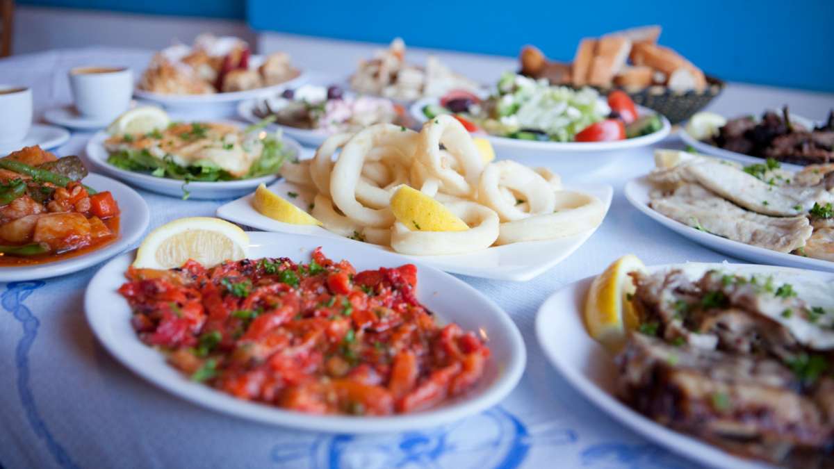 παραδοσιακοί ελληνικοί μεζέδες τραπέζι
