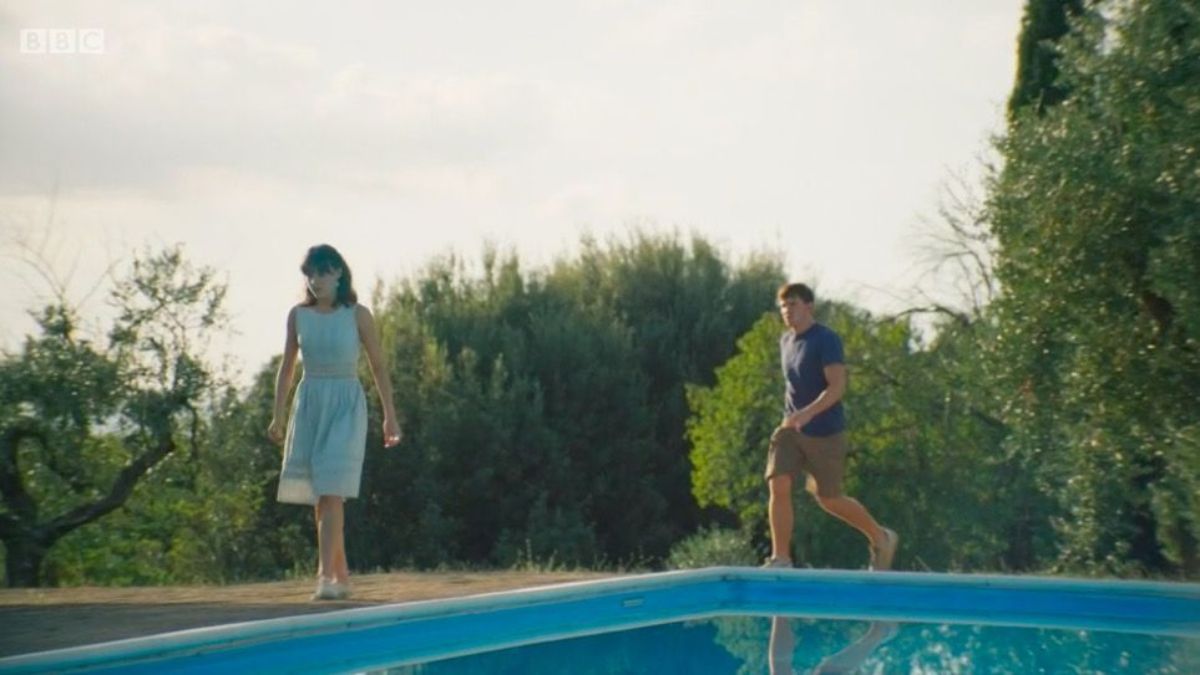 Σκηνή από την ταινία Normal People στην πισίνα