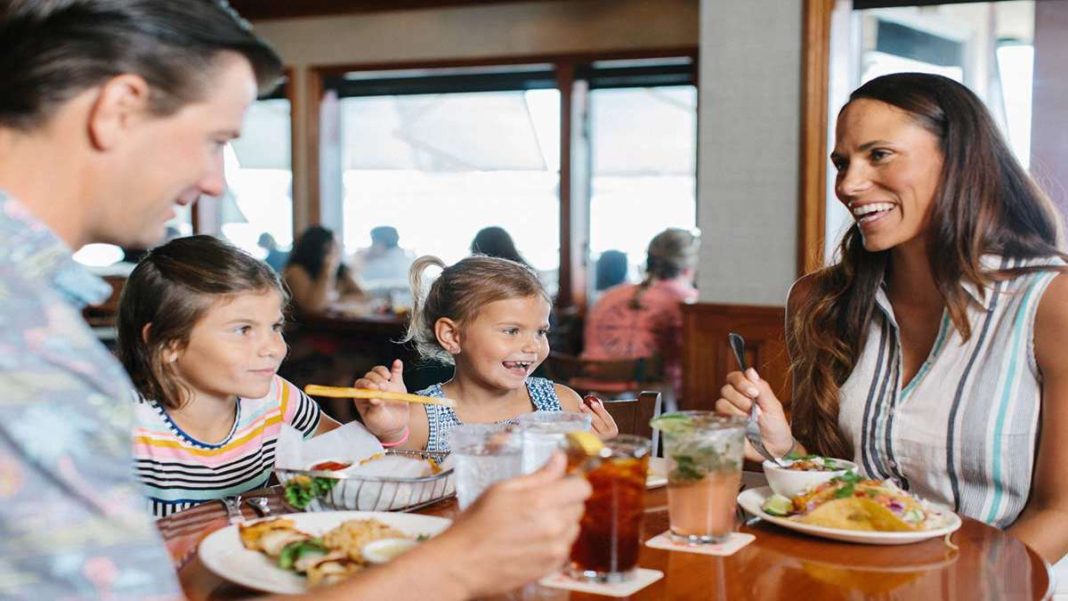 παιδια και γονείς τρώνε σε εστιατόριο