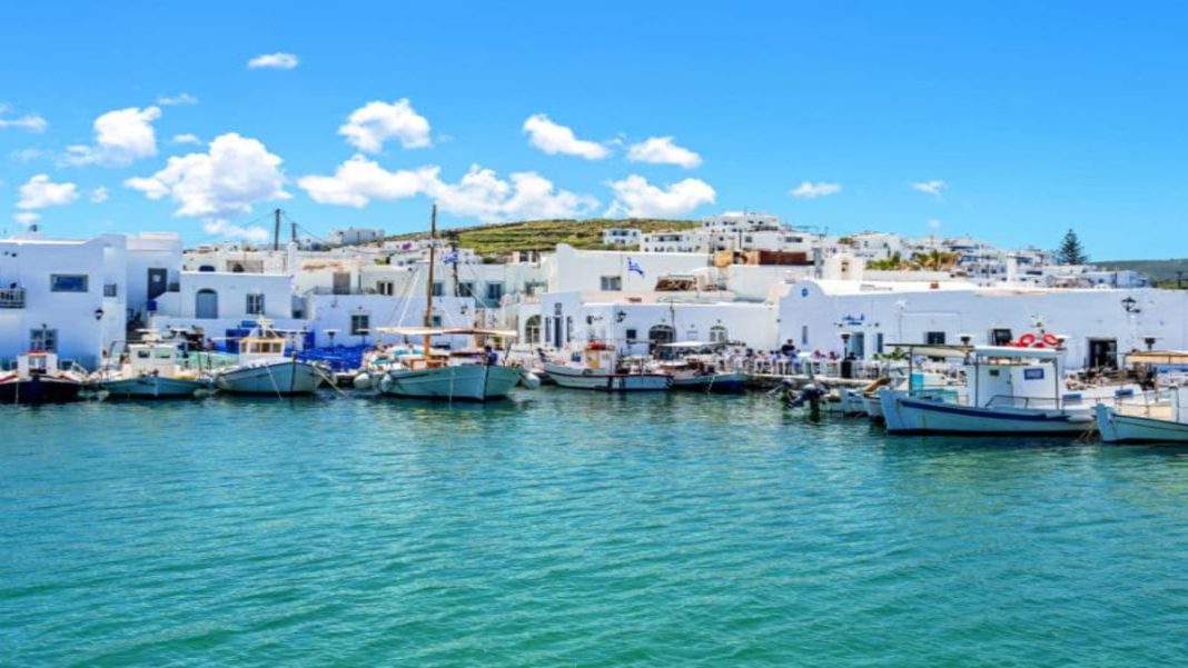 paros-nisi-limani Πάρος καλύτερο νησία Ευρώπης Conde Nast Traveler πανοραμική