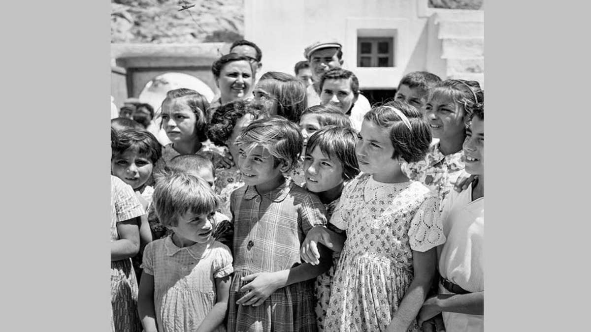 σαντορίνη 1950 μικρά παιδιά σε βάφτιση στο Νημποριό