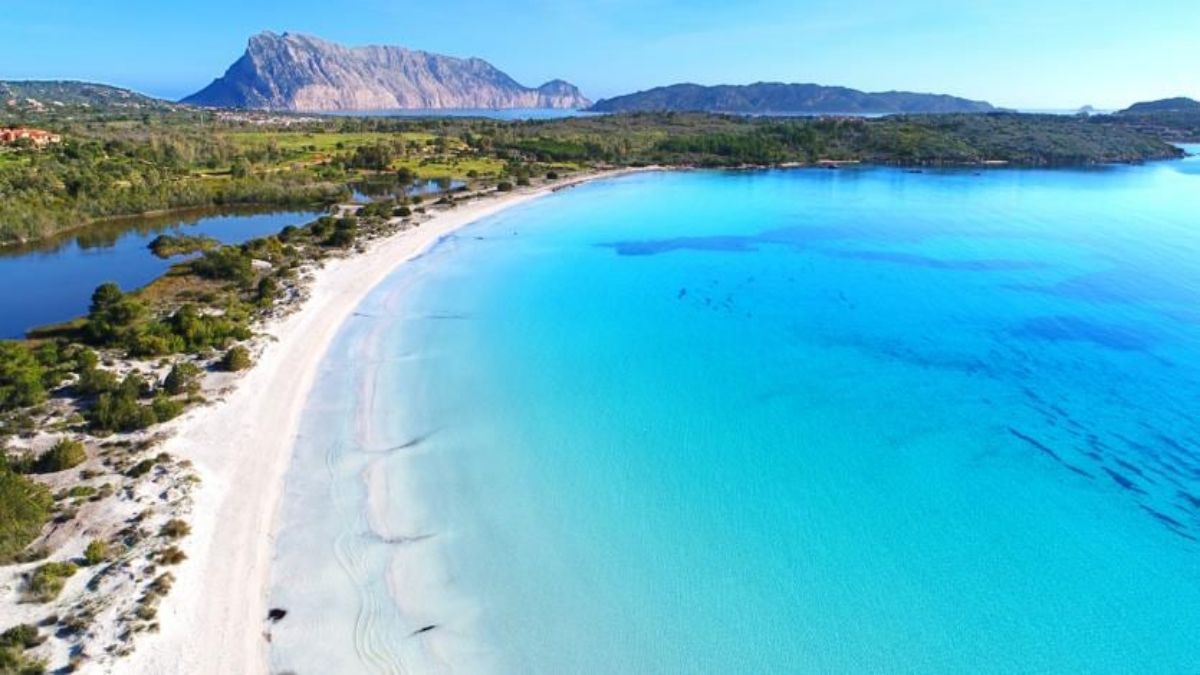 παραλία με λευκή άμμο στη Σαρδηνία
