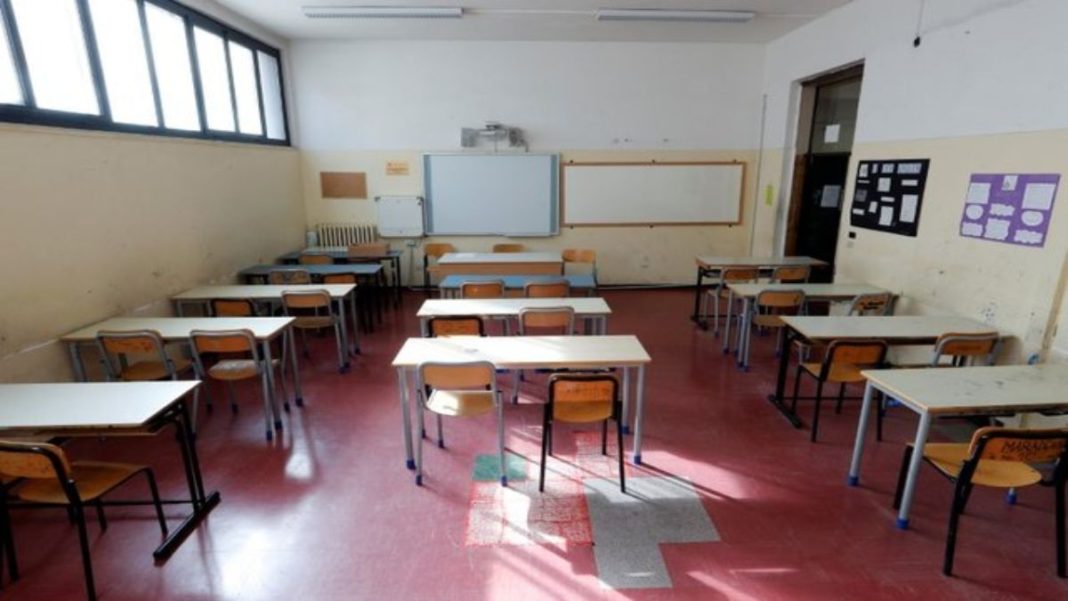 school Άδεια θρανία σχολείου