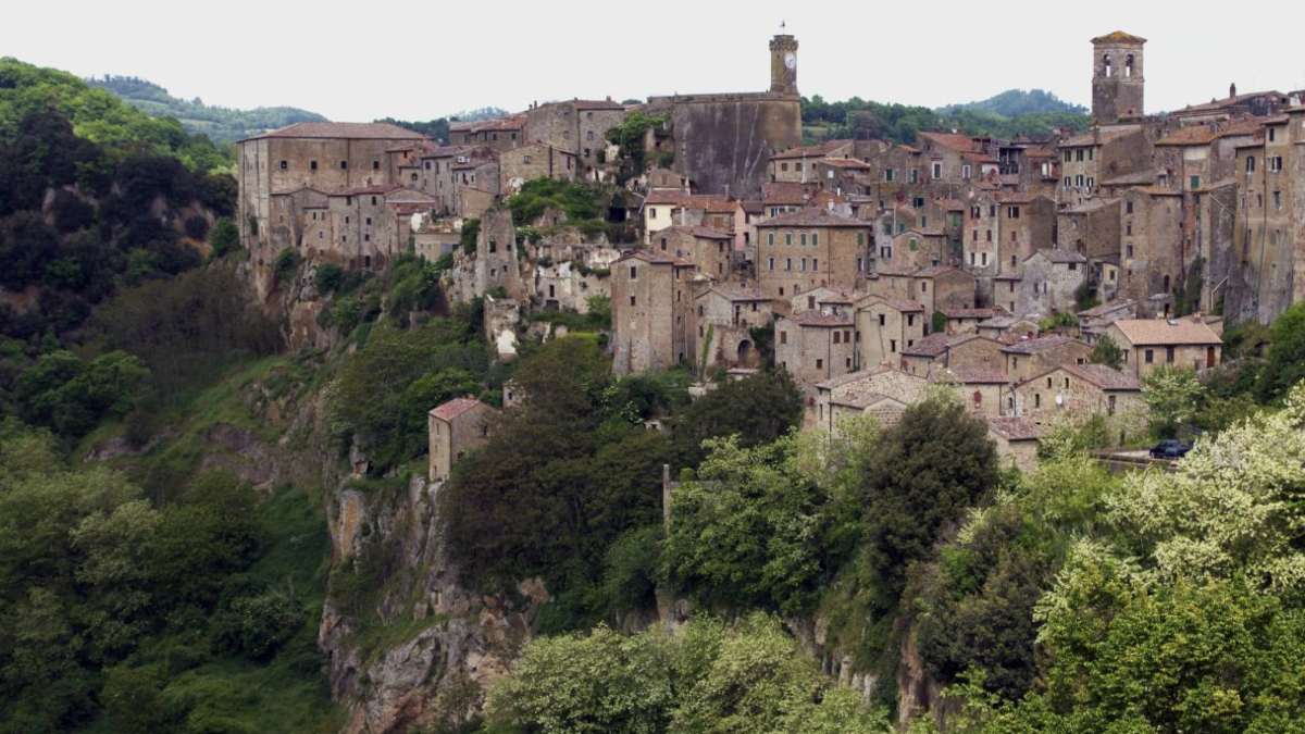 sorano ιταλική πόλη σε λόφο