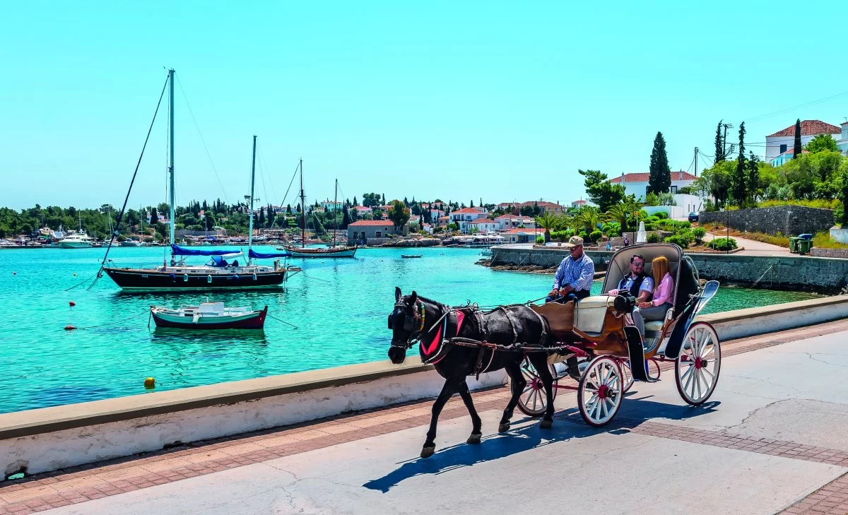 Ρομαντική βόλτα με άμαξα στις Σπέτσες