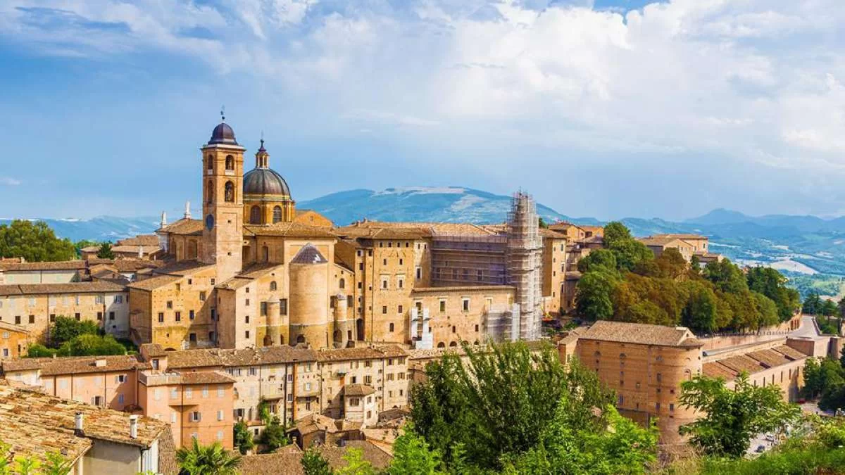 urbino ιταλική πόλη σε λόφο