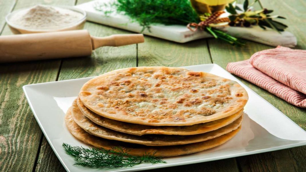 xaniotiki-marathopita-sto-tigani-se piato χανιώτικες παραδοσιακές μαραθόπιτες σε πιάτο