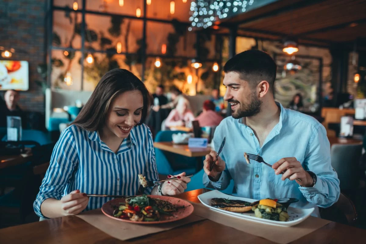 Τάσος Δούσης tips εστιατόρια ζευγάρι τρώει φαγητό