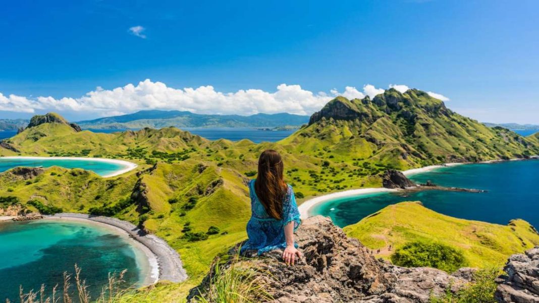 Indonesian-landscape-with-female-traveler(1) Ινδονησία κορίτσι τοπίο