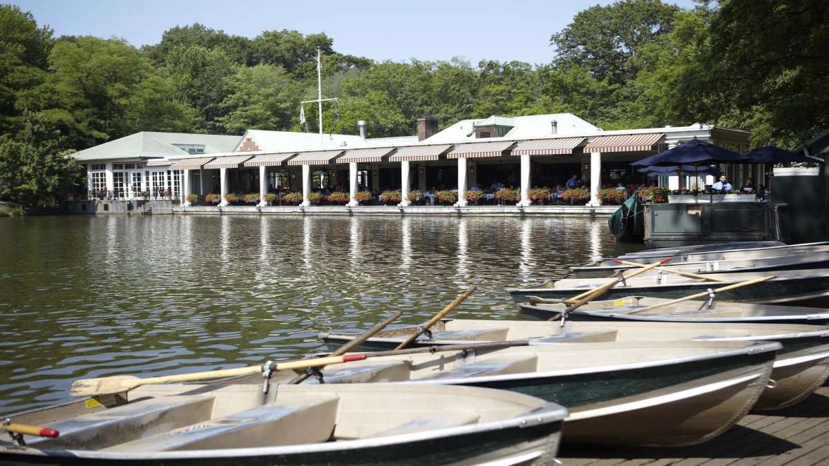 Loeb Boathouse πρωί μακρινή λήψη βάρκες