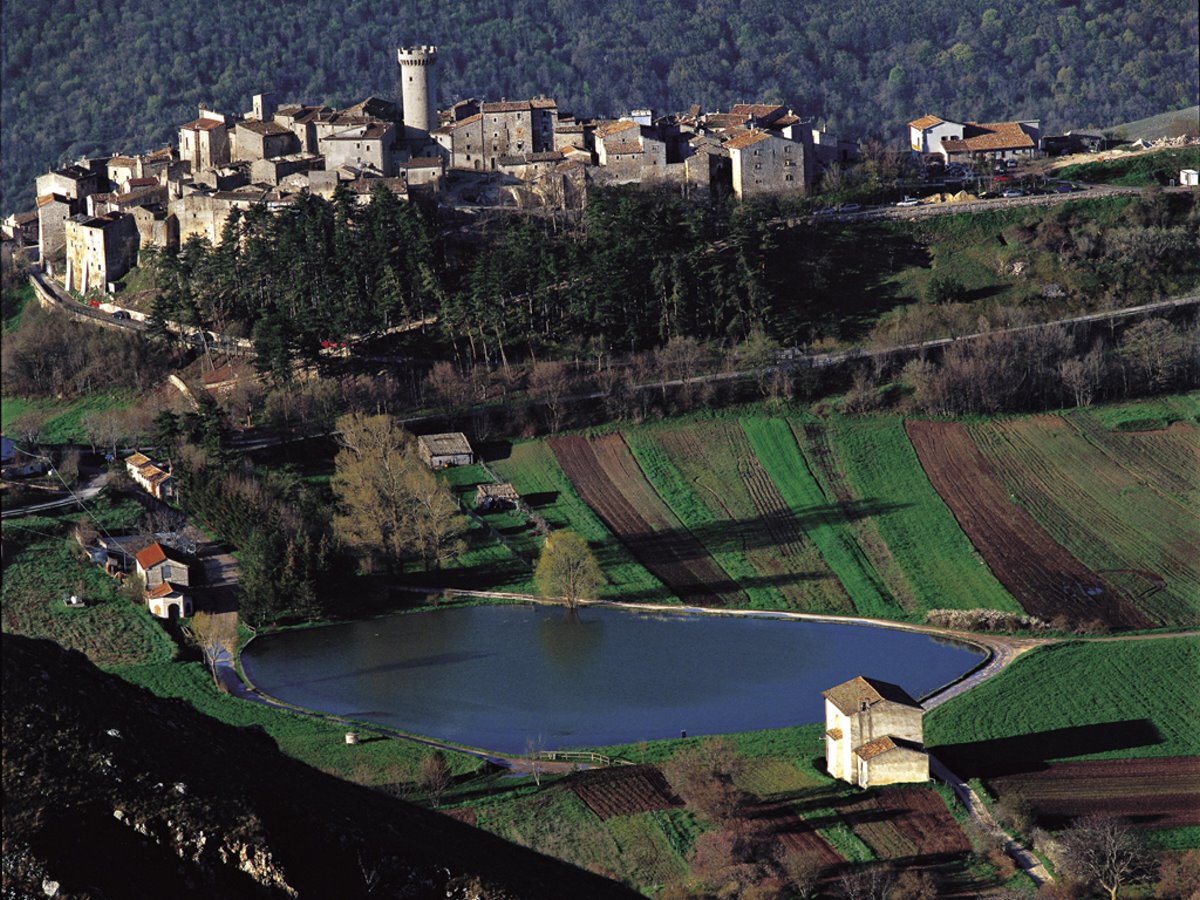 ωραιότερα χωριά της Τοσκάνης Santo Stefano di Sessanio πανοραμική με τη λίμνη