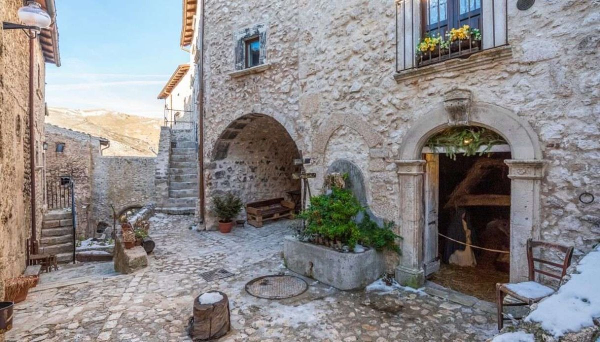 ωραιότερα χωριά της Τοσκάνης Santo Stefano di Sessanio πέτρινα σπίτια