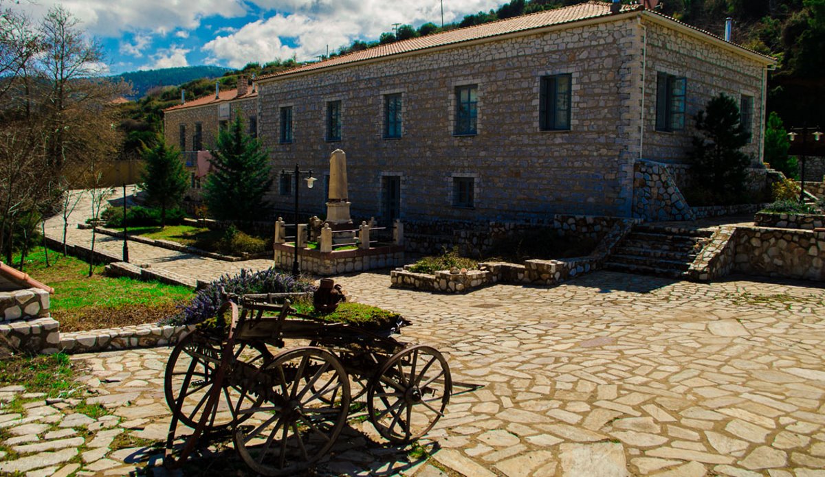 Άνω Δολιανά χωριό Αρκαδίας αποδράσεις Σαββατοκύριακο ξενώνας 1821 εξωτερικά