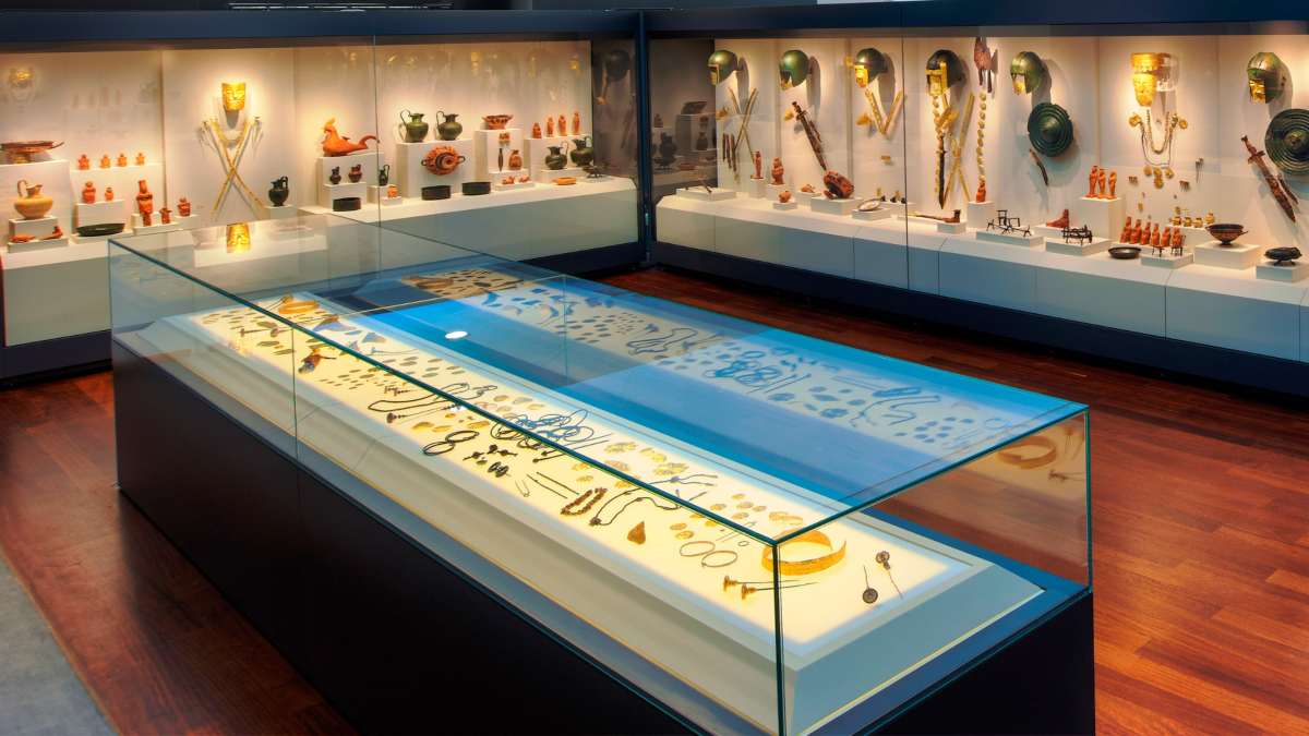 Αρχαιολογικό Μουσείο Πέλλας εκθέματα βιτρίνα