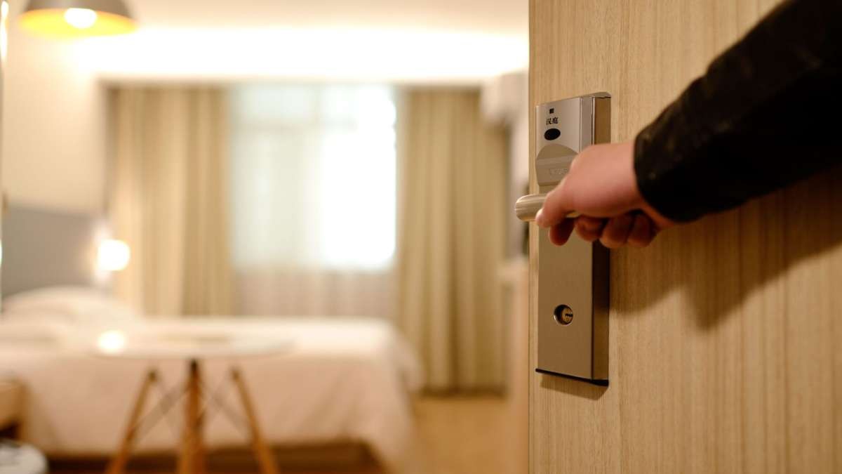 πόρτα δωματίου ξενοδοχείου ανοίγει