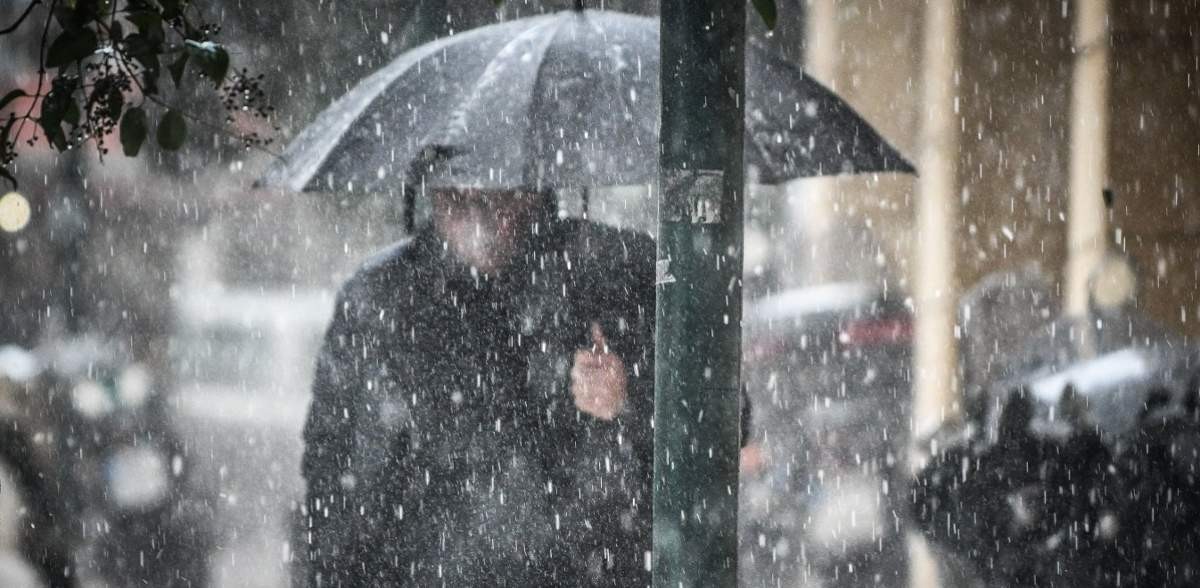 βροχερός καιρός άντρας με ομπρέλα