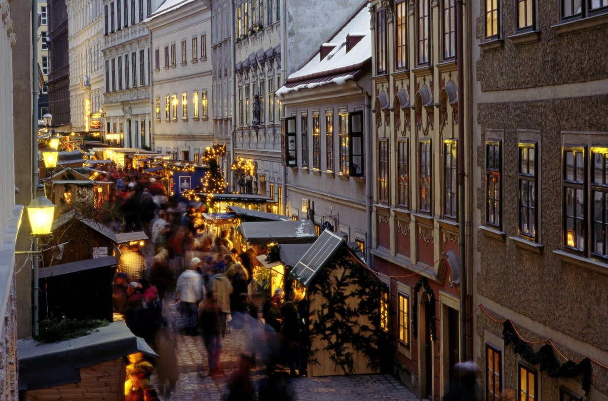 Χριστουγεννιέτικη αγορά στους δρόμους της Βιέννης που αναμένεται να ανοίξει
