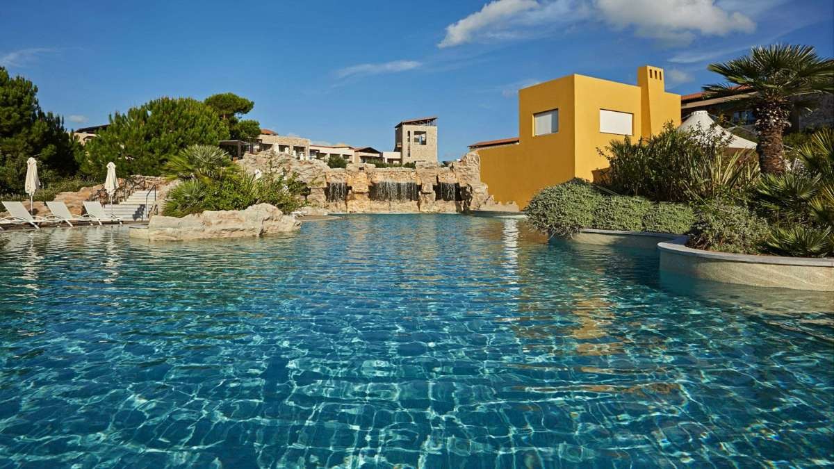 costa navarino καλύτερο ξενοδοχείο πισίνα