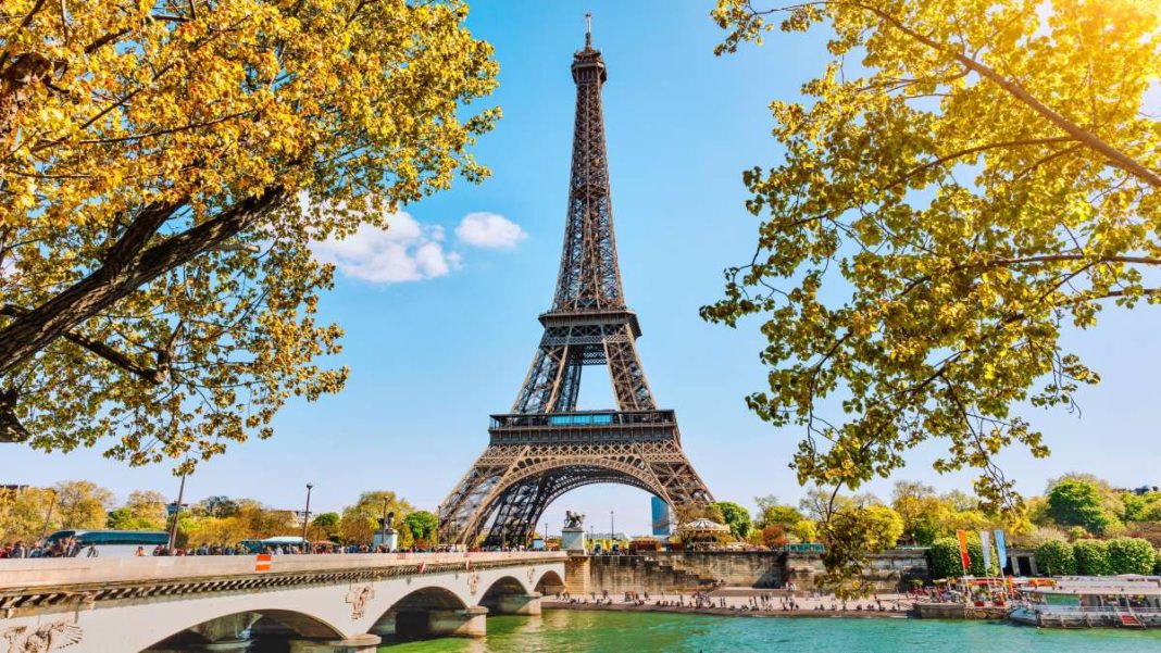 eiffel-tower-dentra-kosmos Πϋργος Άιφελ δέντρα κόσμος