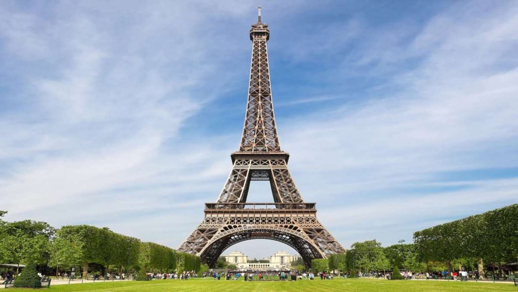 eiffel-tower-prwi Πύργος Άιφελ κοντινό πρωί
