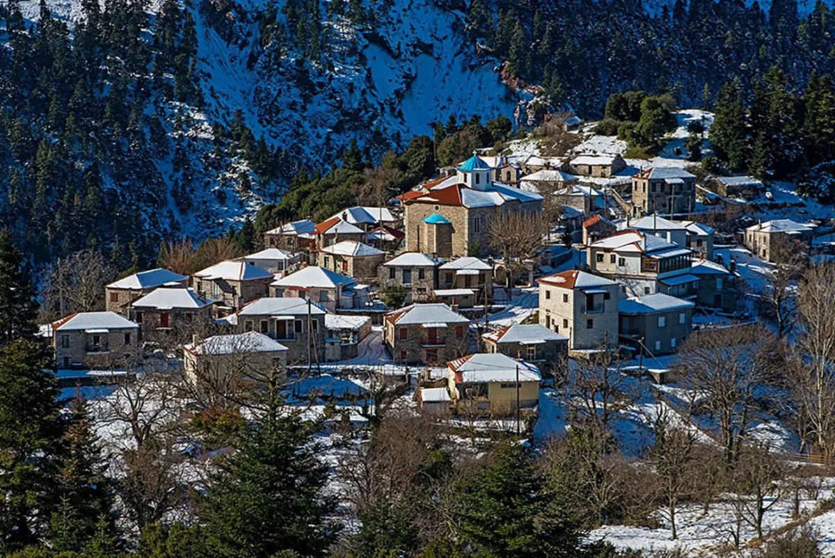 Το χιονισμένο χωριό Φιδάκια στην Ευρυτανία