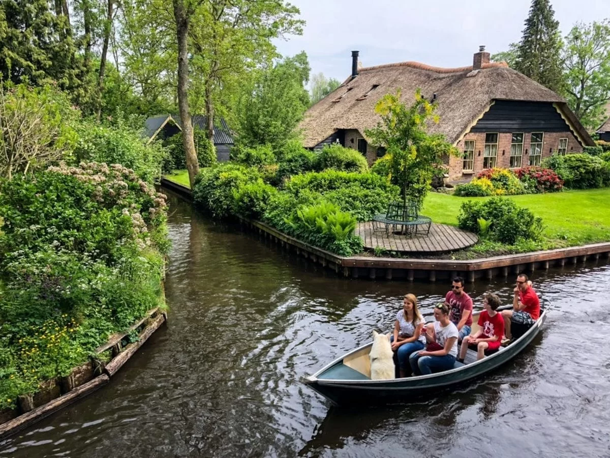 Giethoorn χωριό Ολλανδίας σπίτι σε ποτάμι βαρκάδα 