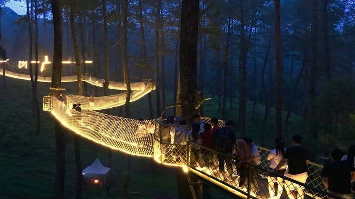 Ινδονησία φωτιζόμενη γέφυρα το βράδυ με τουρίστες