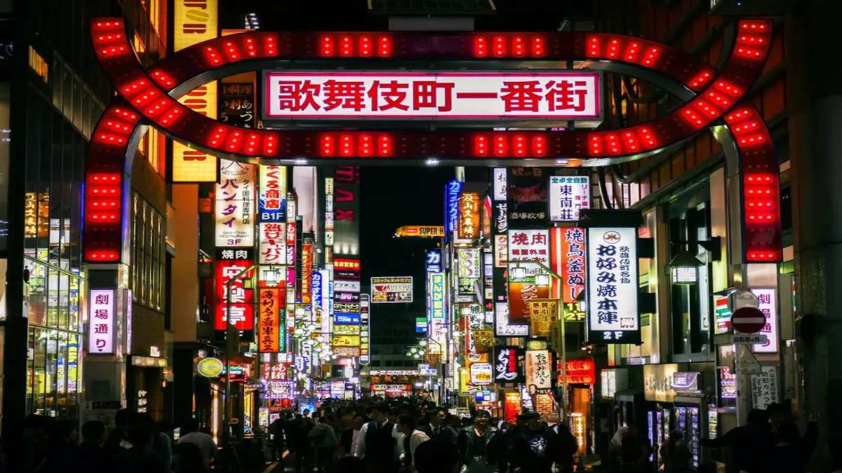 κινεζικός δρόμος που θυμίζει ιαπωνία με φώτα και καταστήματα