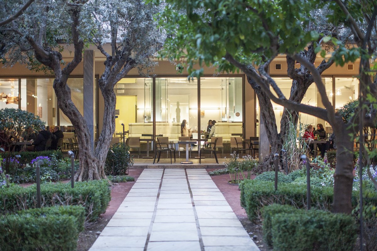 cafes Αθήνα με πράσινο όμορφοι κήποι Εθνικό Αρχαιολογικό Μουσείο