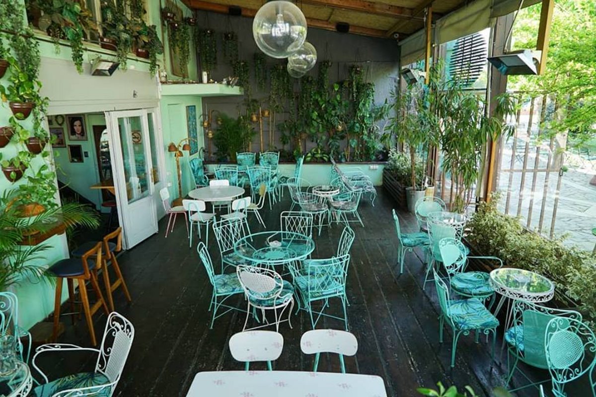 cafes Αθήνα με πράσινο όμορφοι κήποι Μπλε Παπαγάλος