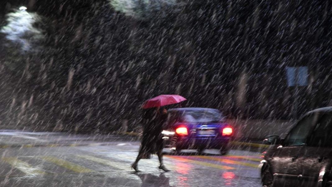 κίνηση στους βροχερούς δρόμους της Αθήνας