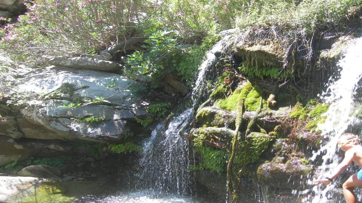 καταρράκτες Πυθάρας Άνδρος κοντινό με πτώση νερού σε λίμνη
