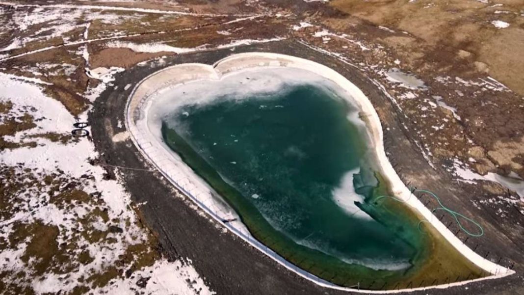 limni-agapis-metsovo-apo-psila(1) Λίμνη της Αγάπης Μέτσοβο πανοραμική με drone