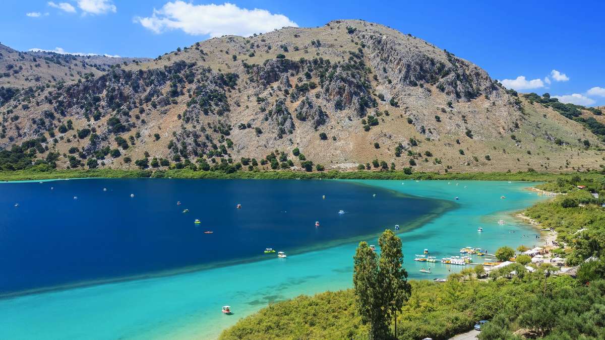 Λίμνη Κουρνά Κρήτη τιρκουάζ νερά