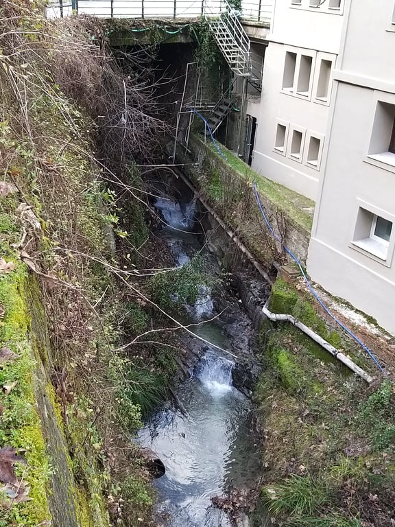 Λουτρά Σμοκόβου, τρεχούμενα νερά