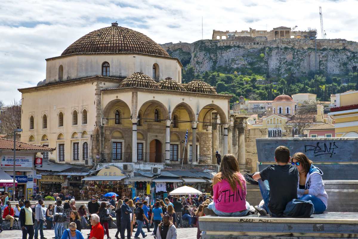 Μοναστηράκι, κόσμος στην πλατεία