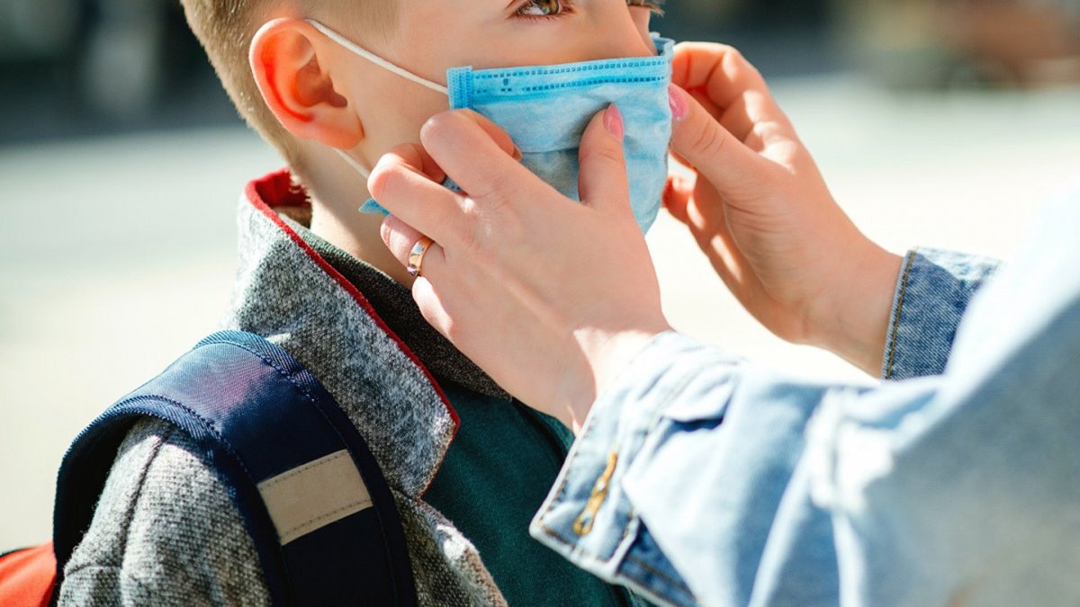 Ουαλία lockdown παιδάκι με μάσκα κορονοϊός
