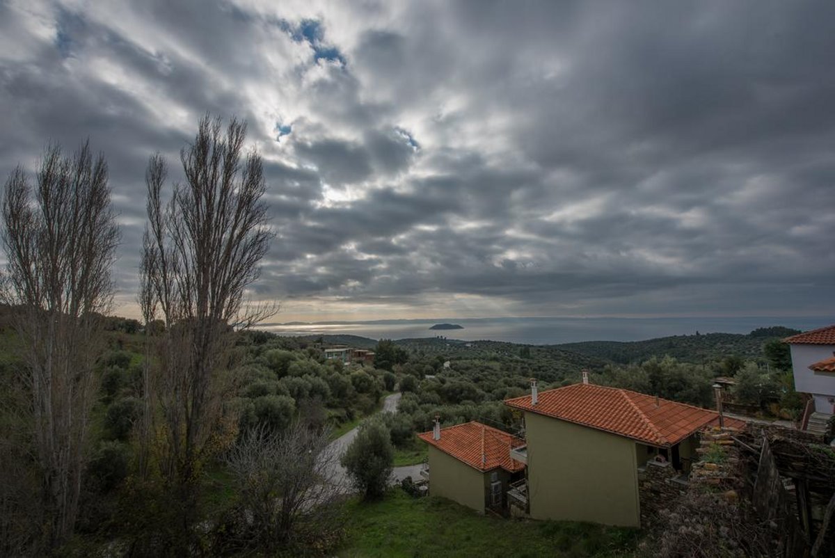 Παρθενώνας χωριό Χαλκιδικής με υπέροχη θέα από ψηλά το φθινόπωρο